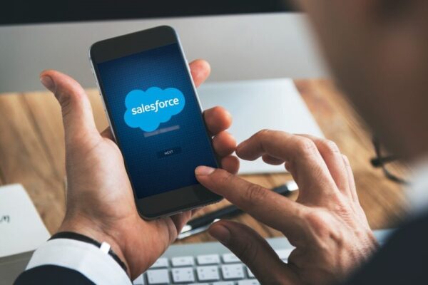 Salesforce在企业CRM领域占有主导地位
